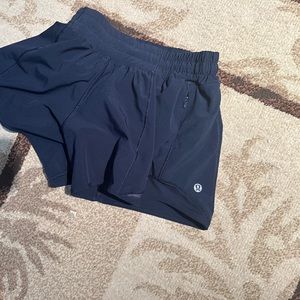 Lululemon hotty hots 4” size 2